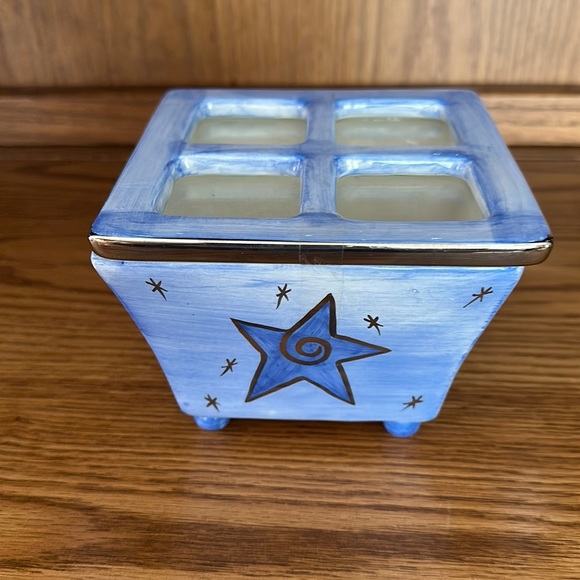 GAC, Christmas Candy Dish W/ Lid Glass Windows.Light Blue. 5.5x4.5.Rare. Footed - Picture 2 of 11